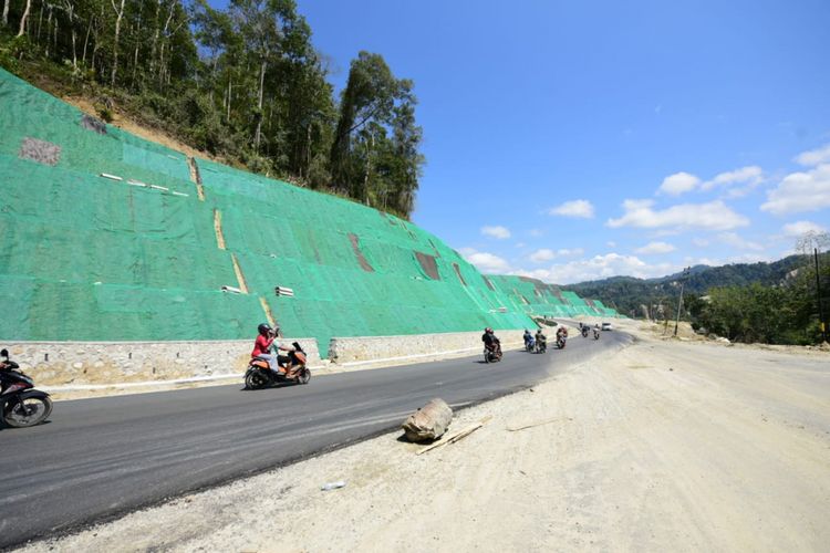 Menteri PUPR Basuki Hadimuljono mengecek penanganan jalur Palu-Parigi sepanjang 48 km, Senin (1/10/2018).