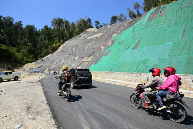 Menteri PUPR Basuki Hadimuljono mengecek penanganan jalur Palu-Parigi sepanjang 48 km, Senin (1/10/2018).