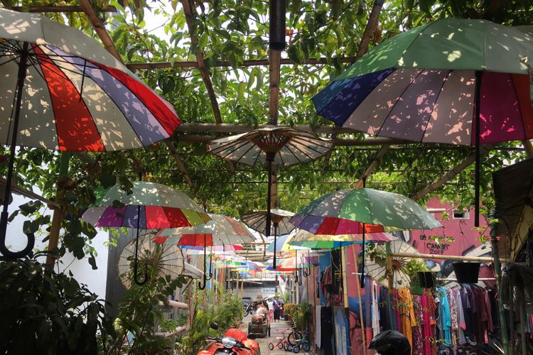 Kampung Bekelir, kampung kumuh yang kini telah bertransformasi menjadi kampung warna-warni yang instagramable, di Kelurahan Babakan, Kota Tangerang, Minggu (30/9/2018). 