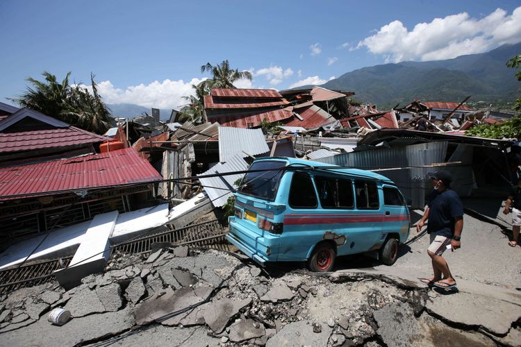Puing bangunan di Perumnas Balaroa akibat gempa bumi yang mengguncang Kota Palu, Sulawesi Tengah, Minggu (30/9/2018). Gempa bermagnitudo 7,4 mengakibatkan ribuan bangunan rusak dan sedikitnya 420 orang meninggal dunia.