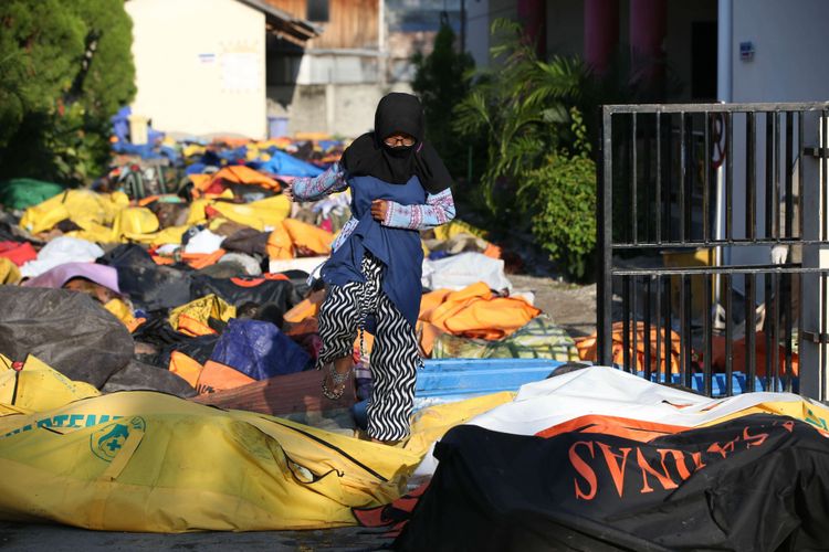 Warga mencari keluarganya yang menjadi korban gempa bumi Palu di RS Bhayangkara, Palu, Sulawesi Tengah, Senin (1/10/2018). Gempa bumi dan tsunami di Palu dan Donggala, Sulawesi Tengah mengakibatkan 832 orang meninggal.