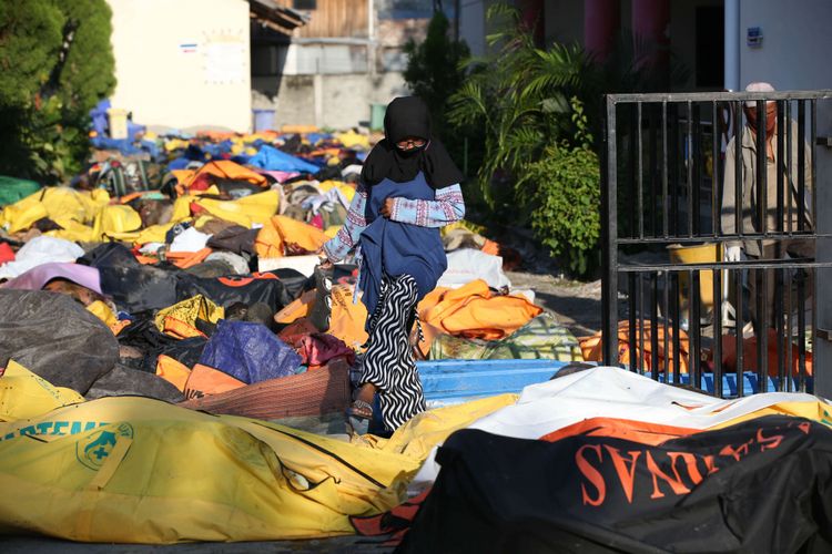 Warga mencari keluarganya yang menjadi korban gempa bumi Palu di RS Bhayangkara, Palu, Sulawesi Tengah, Senin (1/10/2018). Gempa bumi dan tsunami di Palu dan Donggala, Sulawesi Tengah mengakibatkan 832 orang meninggal.