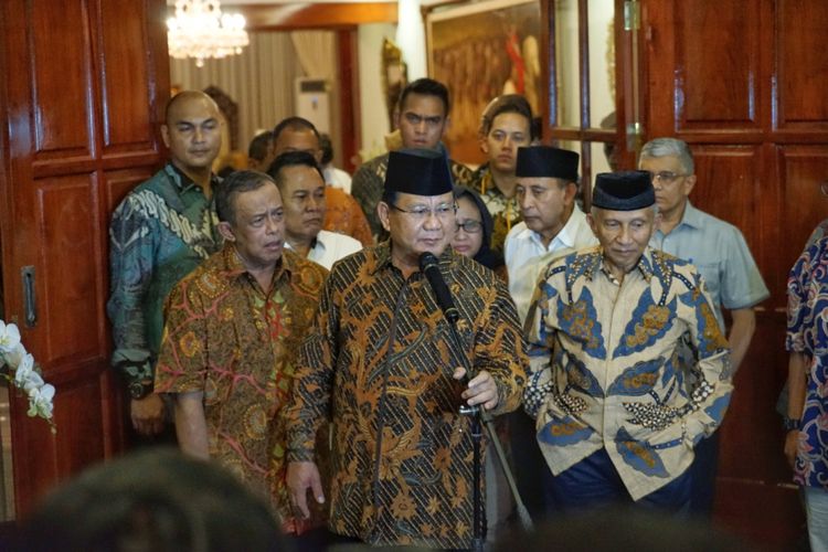 Calon presiden Prabowo Subianto saat memberikan keterangan pers terkait dugaan penganiayaan yang dialami Ratna Sarumpaet, di kediaman pribadinya, Selasa (2/10/2018) malam.