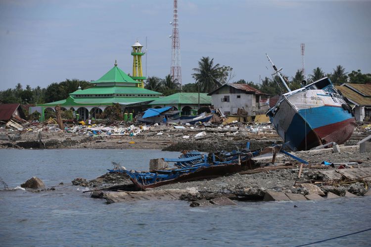 Kerusakan akibat gempa dan tsunami di Pelabuhan Wani 2, Kecamatan Tanatopea, Kabupaten Donggala, Sulawesi Tengah, Selasa (2/10/2018). Gempa yang terjadi di Palu dan Donggala mengakibatkan 925 orang meninggal dunia dan 65.733 bangunan rusak.