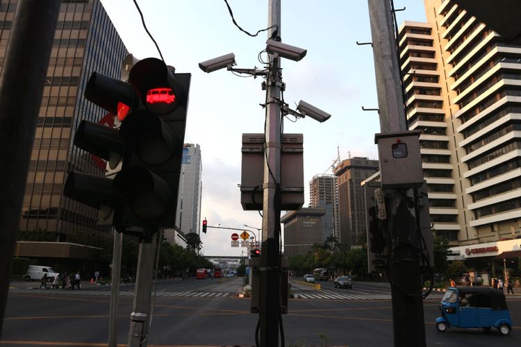 Kamera CCTV yang sudah terpasang di Simpang Sarinah Jalan MH Thamrin, untuk implementasi ETLE atau tilang elektronik.