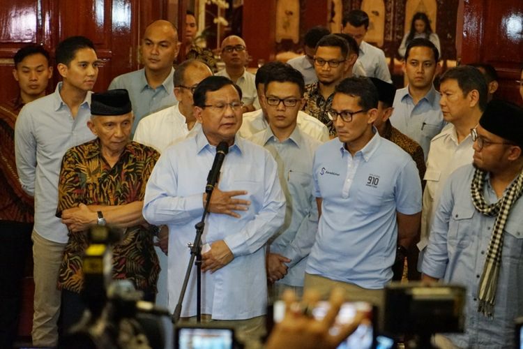 Calon presiden Prabowo Subianto saat menggelar konferensi pers terkait kebohongan Ratna Sarumpaet, di kediaman pribadinya, Jalan Kertanegara, Jakarta Selatan, Rabu (3/10/2018) malam.