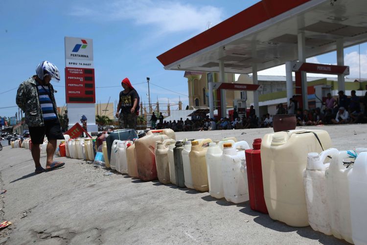 Warga antre membeli bahan bakar minyak di salah satu SPBU di Kota Palu, Sulawesi Tengah, pasca gempa dan tsunami, Rabu (3/10/2018). Hingga Hari ini pasokan BBM dari Pertamina di Palu berangsur normal.