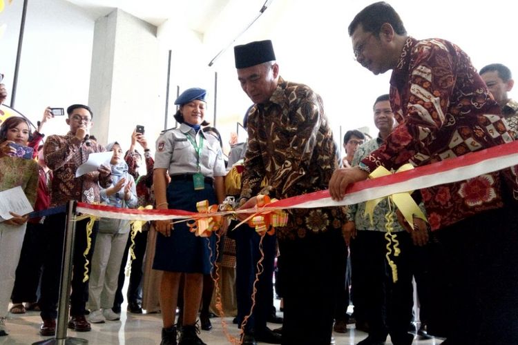 Menteri Pendidikan dan Kebudayaan Muhajir Effendy saat menggunting pita , membuka acara Festival Inovasi dan Kewirausahaan Siswa Indonesia 2018 di Yogyakarta, 