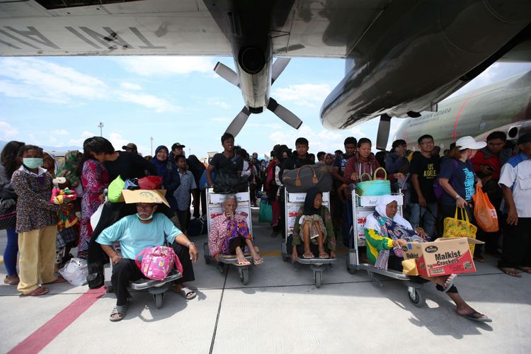 Warga diberangkatkan menuju Balikpapan menggunakan pesawat Hercules milik TNI Angkatan Udara melalui Bandara Udara Mutiara SIS Al-Jufri, Palu, Sulawesi Tengah, Kamis (4/10/2018). Pascagempa bandar udara ini sudah melayani penerbangan komersial.