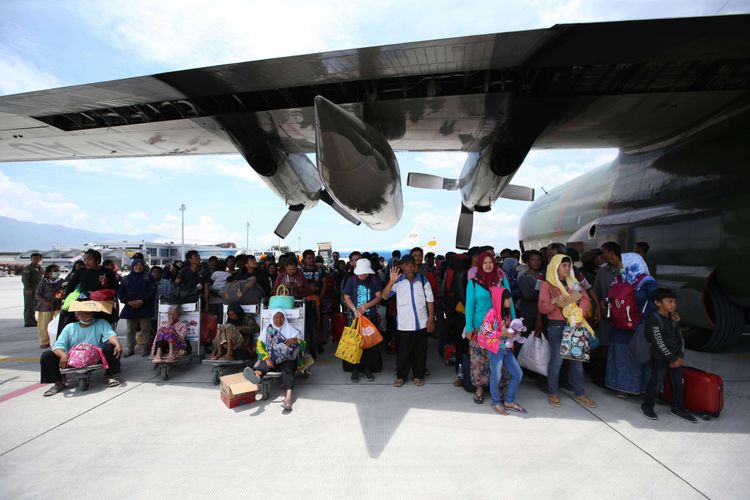 Warga diberangkatkan menuju Balikpapan menggunakan pesawat Hercules milik TNI Angkatan Udara melalui Bandara Udara Mutiara SIS Al-Jufri, Palu, Sulawesi Tengah, Kamis (4/10/2018). Pascagempa bandar udara ini sudah melayani penerbangan komersial.