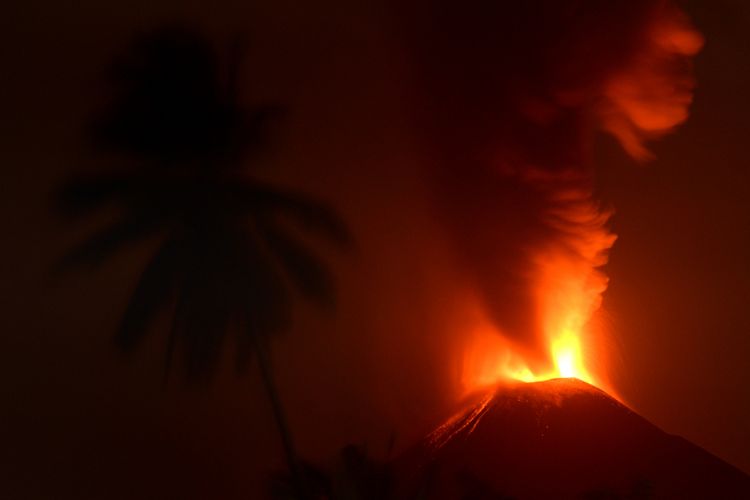 Letusan stromboli Gunung Soputan dengan estimasi ketinggian 400 m dari puncak, terpantau dari Desa Lobu, Minahasa Tenggara, Sulawesi Utara, Rabu (3/10/2018). Letusan stromboli tersebut disertai leleran lava pijar kearah Timur Laut, dengan estimasi jarak luncur 2500 m serta kolom letusan setinggi 2000-3000 m dari puncak. 