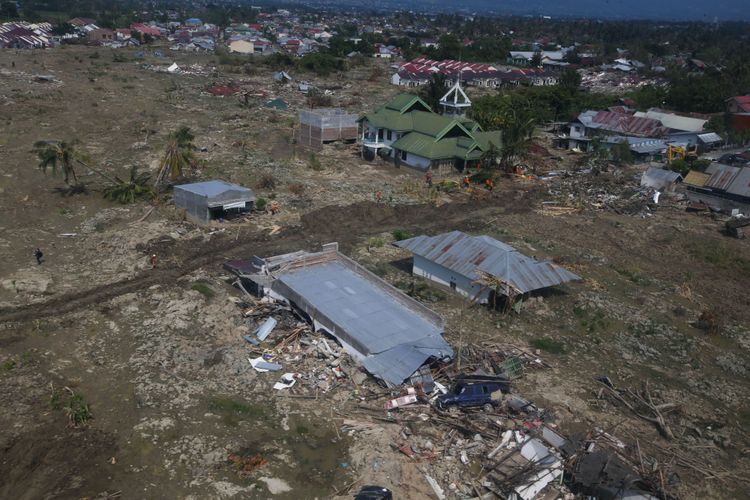 Bangunan hancur di Patobo, Palu, Sulawesi Tengah, akibat gempa terlihat, Kamis (4/10/2018). Lokasi ini menjadi salah satu yang kerusakannya terparah karena posisinya tepat di jalur sesar Palu Koro .
