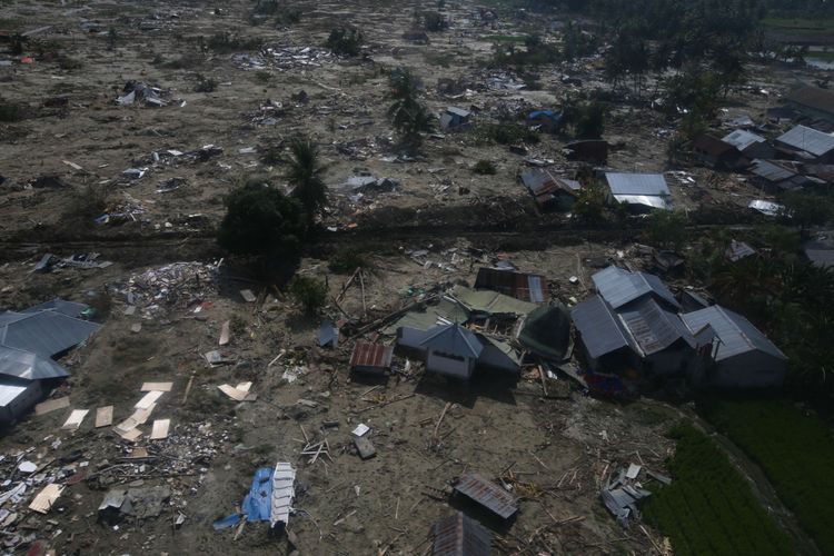 Bangunan hancur di Patobo, Palu, Sulawesi Tengah, akibat gempa terlihat, Kamis (4/10/2018). Lokasi ini menjadi salah satu yang kerusakannya terparah karena posisinya tepat di jalur sesar Palu Koro .