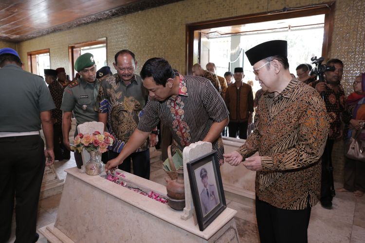 Wali Kota Semarang Hendrar Prihadi menabur bunga di makam KRMT Wongsonegoro, di Desa Gatak Kabupaten Sukoharjo, Semarang, Kamis (4/10/2018).