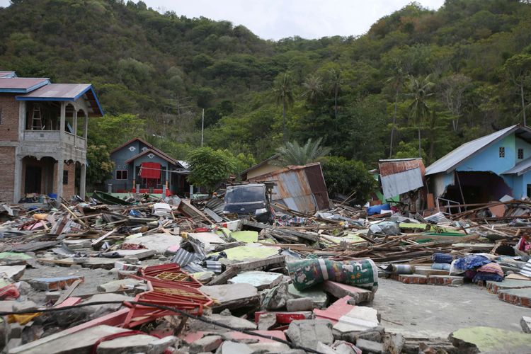 Kerusakan di Desa Loli Saluran, Kecamatan Banawa, Kabupaten Donggala, Sulawesi Tengah, pasca gempa dan Tsunami, Rabu (3/10/2018). Gempa yang terjadi di Palu dan Donggala mengakibatkan 925 orang meninggal dunia dan 65.733 bangunan rusak.