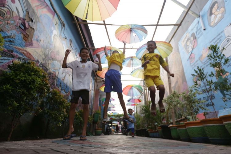 Sejumlah anak bermain di Kampung Bekelir, Babakan, Tangerang, Banten, Rabu (03/10/2018). Kampung Bekelir dulunya merupakan tempat yang kumuh. Namun, kini Kampung ini telah bersolek menjadi destinasi cantik nan  instagramable.