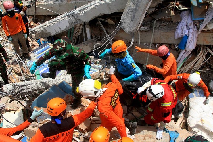 Sejumlah anggota Basarnas dan TNI melakukan evakuasi korban gempa di Hotel Roa- Roa, Palu, Sulawesi Tengah, Kamis (4/10/2018). Memasuki enam hari tim evakuasi sudah menemukan korban jiwa sebanyak 23 orang.
