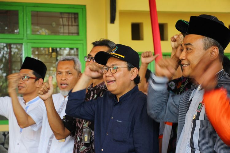 Anggota Komisi 4 DPR-RI, Taufiq R Abdullah memberikan bantuan alat dan mesin pertanian (alsintan) kepada gabungan kelompok tani (gaopoktan) di UPT Pembenihan Dinas Pertanian Kabupaten Purbalingga, Jawa Tengah, Jumat (5/10/2018).
