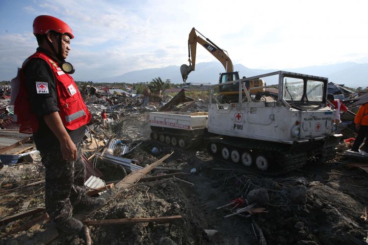Anggota Paling Merah Indonesia mencari korban hilang akibat gempa bumi di Petobo, Palu, Sulawesi Tengah, Jumat (5/10/2018). Petobo menjadi salah satu wilayah yang paling parah terdampak gempa karena dilalui sesar Palu Koro.