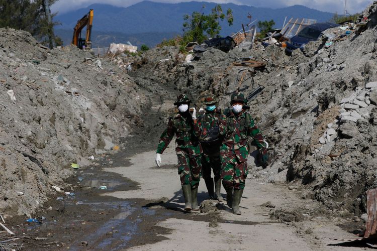 Anggota TNI menemukan jenasah korban gempa di Petobo, Palu, Sulawesi Tengah, Jumat (5/10/2018). Petobo menjadi salah satu wilayah yang paling parah terdampak gempa karena dilalui sesar Palu Koro.