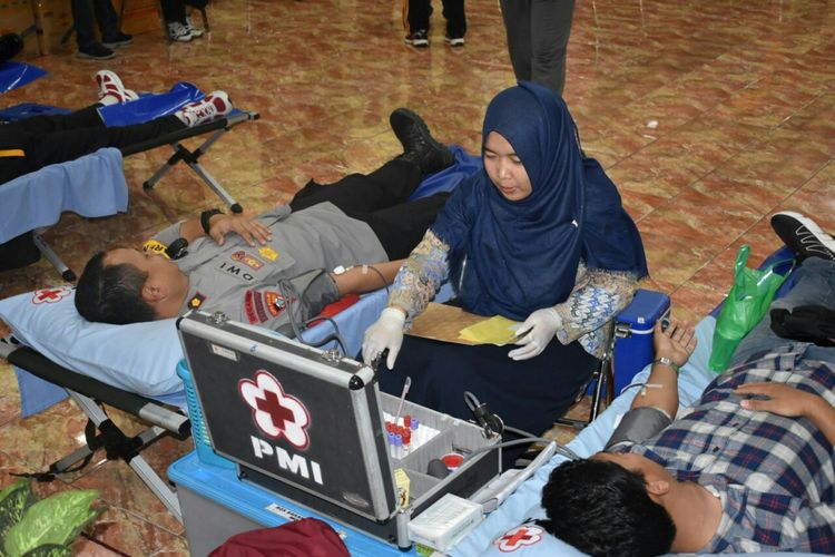 Personil jajaran Polrestabes Makassar menggelar donor darah untuk korban bencana gempabumi dan tsunami di Sulawesi Tengah,  Jumat (5/10/2018).