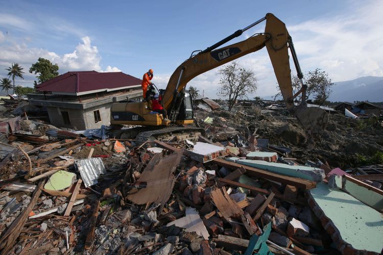 Tim SAR mencari korban hilang akibat gempa bumi menggunakan alat berat di Petobo, Palu, Sulawesi Tengah, Jumat (5/10/2018). Petobo menjadi salah satu wilayah yang paling parah terdampak gempa karena dilalui sesar Palu Koro.