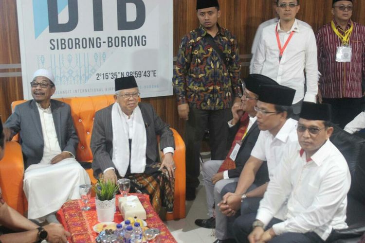 Cawapres KH Maruf Amin saat bersama JR Saragih (pakai kacamata hitam) di Siborong-borong, Kabupaten Tapanuli Utara, Jumat (5/10/2018).