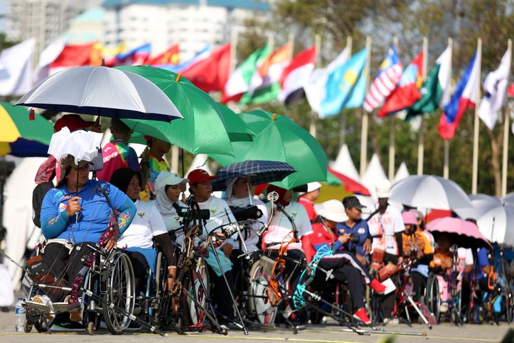 Sejumlah atlet panahan Asian Para Games 2018 berlaga dalam babak kualifikasi di lapangan panahan Gelora Bung Karno, Senayan, Jakarta, Minggu (07/10/2018).