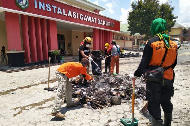 Pembersihan halaman Rumah Sakit Undata di Palu, Sulawesi Tengah, pada Sabtu (6/10/2018).