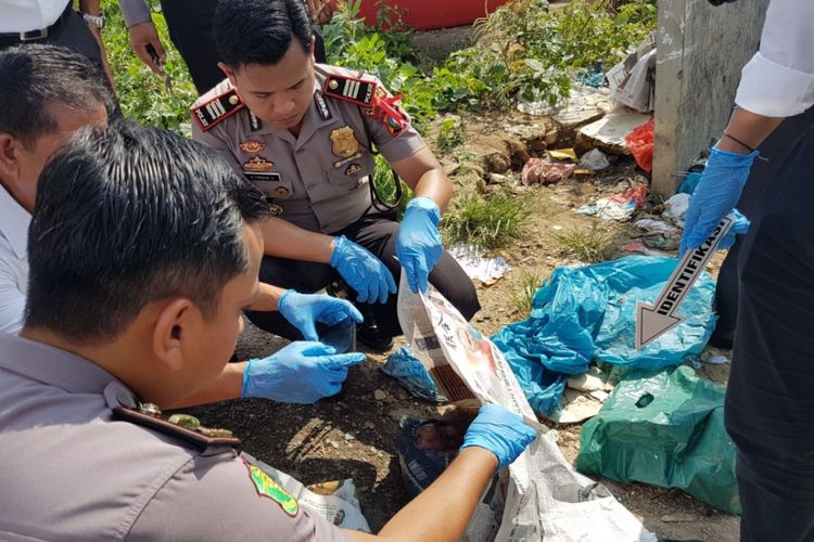 Jasad bayi yang dimasukan didalam kantong plastik berwarna hitam dan kemudian dibuang di tempat sampah di kawasan Seraya
