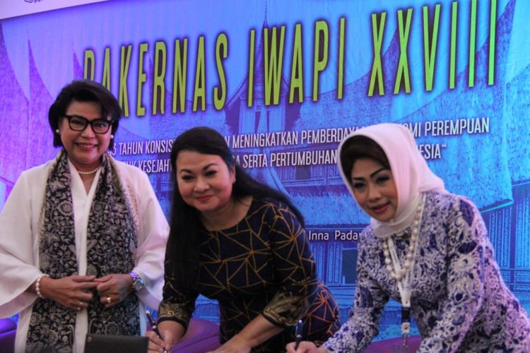 Direktur SDM dan Umum PGN, Desima E Siahaan (tengah), dan Ketum IWAPI Dyah Nita Hapsari (kiri) menandatangani MoU antara PT. PGN TBK dengan IWAPI, di Hotel Grand Inna Padang, Senin (8/10/2018). 