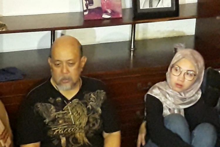 Indro Warkop di samping jenazah istrinya, Nita Octobijanthy, yang terbaring di rumah duka Jalan Kayu Putih Tengah IIA nomor 4, Jakarta Timur, Rabu (10/10/2018) dini hari.