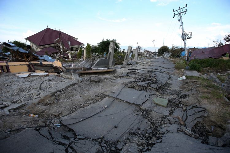 Perumnas Balaroa, Palu, Sulawesi Tengah, luluh lantak akibat gempa bumi terlihat, Sabtu (6/10/2018). Gempa bumi Palu dan Donggala bermagnitudo 7,4 mengakibatkan sedikitnya 925 orang meninggal dunia dan 65.733 bangunan rusak.