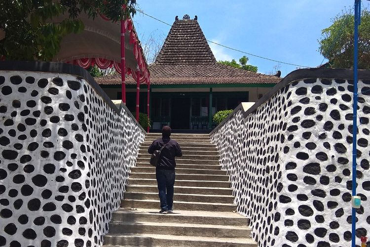 Rumah joglo yang dibangun Kerto Merjo di Desa Ngunut Kecamatn Parang Kabupaten Magetan Jawa Timur pada tahun 1704 pernah dijadikan kantor Bupati Magetan karena menghindari agresi militer Belanda pada tahun 1948. Untuk mengenang kejadian tersebut, Pemkab Magetan setiap tahun menggelar napak tilas Ngupatan (Ngunut, Parang, Magetan).