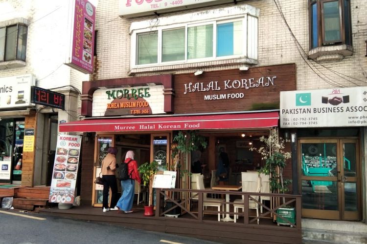 Murree Muslim Food di Itaewon, dekat Seoul Central Mosque di Seoul, salah satu contoh restoran Self Certified halal di Korea, karena pemiliknya adalah muslim. Di restoran ini, menu nasi seperti bibimbap hanya seharga 8.000 KRW, sementara menu daging seperti bulgogi dibanderol 15.000 KRW. Restoran halal banyak dijumpai di Itaewon. 