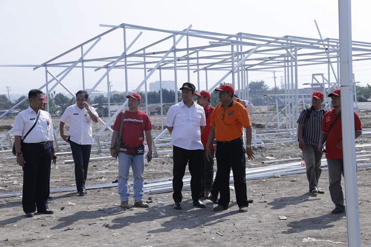 Wali Kota Semarang Hendrar Prihadi saat meninjau pembangunan area relokasi PKL Karangtempel di kawasan Masjid Agung Jawa Tengah, Kota Semarang, Rabu (10/10/2018). 