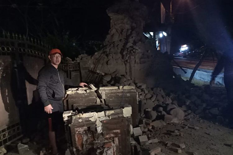 Warga menunjukkan bangunan yang rusak akibat <a href='https://manado.tribunnews.com/tag/gempa' title='gempa'>gempa</a> di Jawa Timur, Kamis (11/10/2018). Gempa berkekuatan 6,4 SR yang mengguncang Jawa Timur dan Bali tersebut menyebabkan sejumlah warga di <a href='https://manado.tribunnews.com/tag/sumenep' title='Sumenep'>Sumenep</a> meninggal dunia akibat tertimpa bangunan yang roboh.
