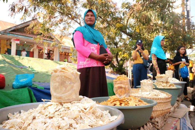 Penjual jagung titie di Pasar Baru Larantuka, sebagai salah satu makanan khas dari Larantuka, Flores, NTT, Jumat (12/10/2018).