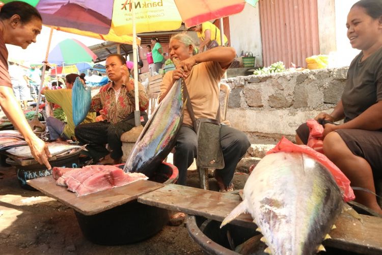 Penjual ikan segar di Pasar Baru Larantuka, Flores, NTT, Jumat (12/10/2018).