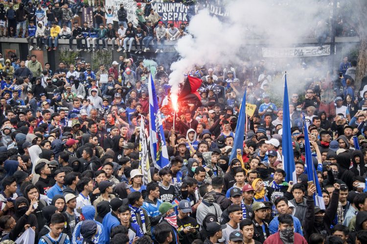 Sejumlah Bobotoh atau pendukung Persib Bandung melakukan aksi unjuk rasa di depan Gedung Sate, Bandung, Jawa Barat, Sabtu (13/3). Mereka memprotes kebijakan PSSI dalam memberi hukuman dan sanksi atas pendukung dan tim Persib karena dianggap tidak adil serta menuntut adanya revolusi dan reformasi di kepengurusan PSSI saat ini. ANTARA FOTO/Novrian Arbi/aww/18.