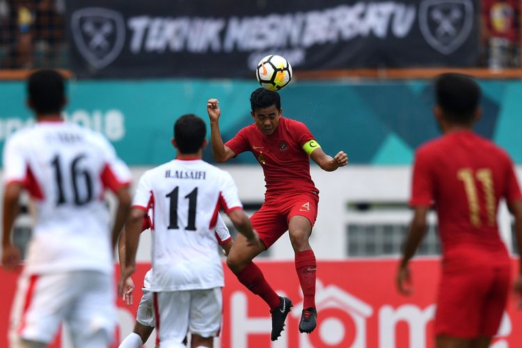 Pesepak bola Timnas Indonesia U19 Nurhidayat Haji Haris (kedua kanan) menyundul bola saat melawan Timnas Yordania U19 dalam pertandingan persahabatan di Stadion Wibawa Mukti, Cikarang Timur, Jawa Barat, Sabtu (13/10). Timnas Indonesia U19 menang 3-2. ANTARA FOTO/Sigid Kurniawan/kye/18.