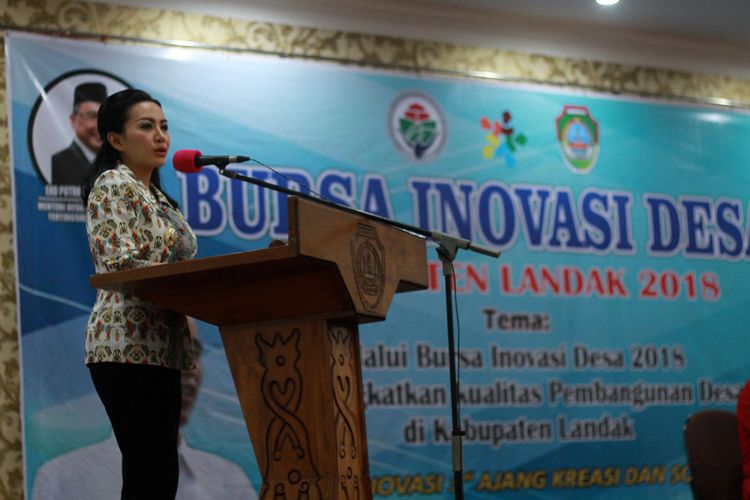 Bupati Landak, Karolin Margret Natasa saat membuka Bursa Inovasi Desa Kabupaten Landak 2018 di aula kantor Bupati Landak, Kalimantan Barat (13/10/2018)