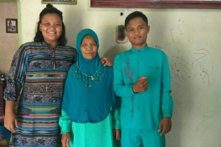 Atlet tolak peluru, Suparni Yati (kiri) bersama ibunya, Wagiyah dan salah satu saudaranya. Atlet difabel asal Kabupaten Kuansing, Riau, ini meraih medali emas pada ajang Asian Para Games 2018 dan mendapatkan bonus Rp1,5 miliar dari pemerintah.