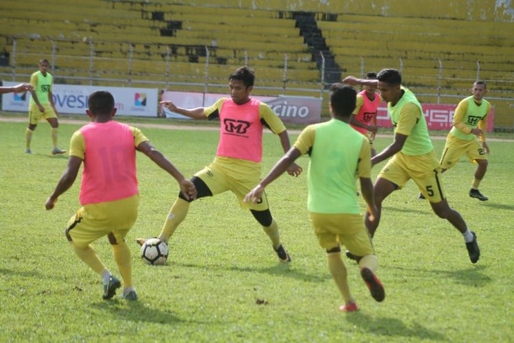 Pemain Semen Padang berlatih menghadapi Persis di laga terakhir babak penyisihan Luga 2 Indonesia. 