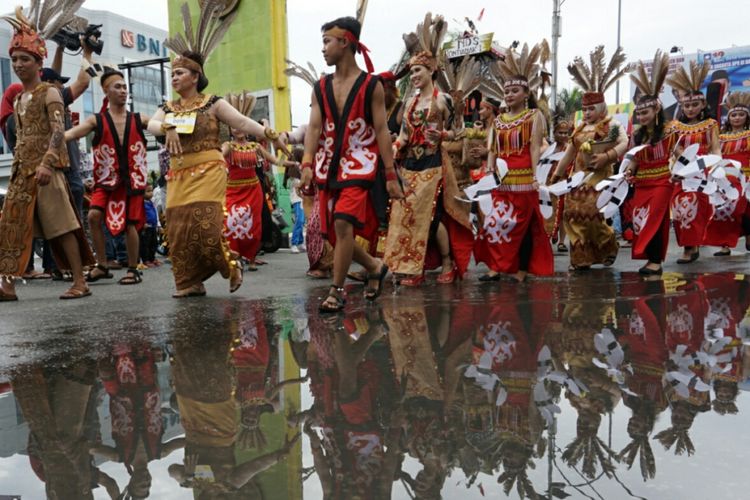 Rangkaian karnaval yang menampilkan keberagaman budaya dan kearifan lokal dalam Festival Pesona Lokal Pontianak yang dipusatkan di Taman Alun Kapuas, Pontianak, Kalimantan Barat, Minggu (14/10/2018).