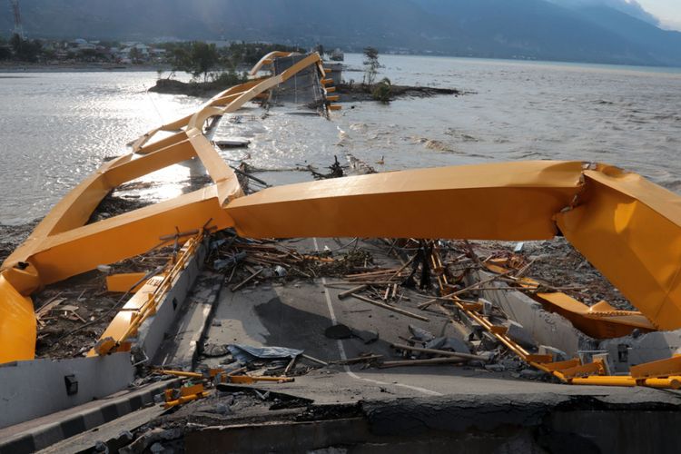 Jembatan Ponulele atau Jembatan Kuning yang ambruk oleh gempa dan tsunami. Di sisi yang berdekatan dengan Kampung Lere, bagian-bagian jembatan dicabut dan dibongkar paksa oleh sekelompok orang. 