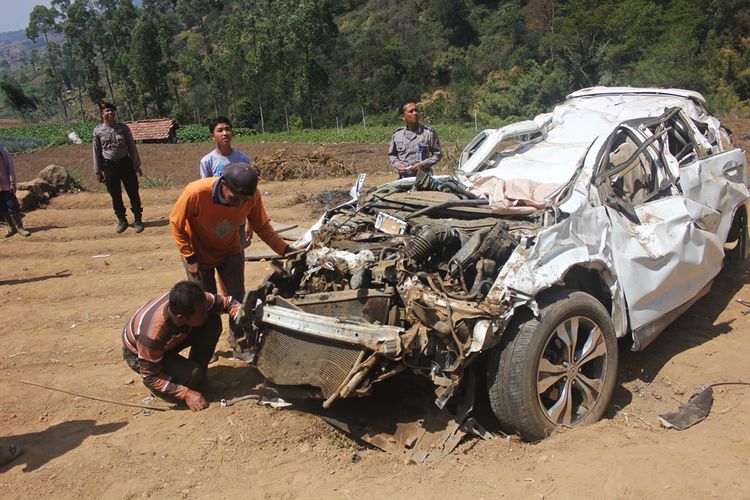 Mobil honda CRV   yang mengalami kecelakaan terjun ke jurang sedalam 100 meter di Kecamatan Plaosan Kabupaten Magetan Jawa Timur dilaporkan terguling sampai 4 kali sebelum ringsek di salah satu kebun sayur milik warga.