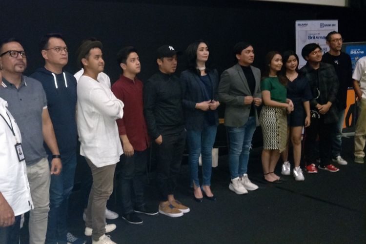 Yovie Widianto bersama para pendukung konser Inspirasi Cinta usai menggelar konferensi pers di CGV Pacific Place, Jakarta Selatan, Senin (15/10/2018).