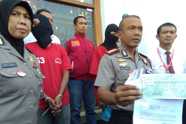 Tersangka pembeli bayi diamankan di Polrestabes Surabaya, Senin (15/10/2018)