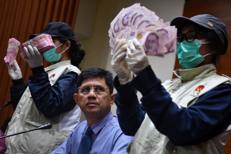 Wakil Ketua <a href='https://medan.tribunnews.com/tag/kpk' title='KPK'>KPK</a> Laode M Syarif (tengah) dan penyidik menunjukkan barang bukti hasil operasi tangkap tangan (OTT) <a href='https://medan.tribunnews.com/tag/kpk' title='KPK'>KPK</a> di kantor <a href='https://medan.tribunnews.com/tag/kpk' title='KPK'>KPK</a>, Jakarta, Senin (15/10/2018). <a href='https://medan.tribunnews.com/tag/kpk' title='KPK'>KPK</a> menetapkan 9 orang tersangka yang diduga terkait kasus perizinan proyek pembanguan <a href='https://medan.tribunnews.com/tag/meikarta' title='Meikarta'>Meikarta</a> di Kabupaten Bekasi yang salah satunya Bupati Bekasi, Neneng Hasanah Yasin dengan barang bukti uang 90 ribu dolar Singapura dan Rp513 juta dengan total komitmen Rp 13 miliar.